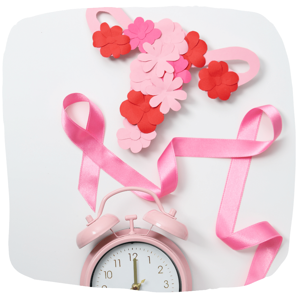 Symbolbild Zyklusmonitoring – Uhr, Blumen und rosa Schleife als Fruchtbarkeitssymbol